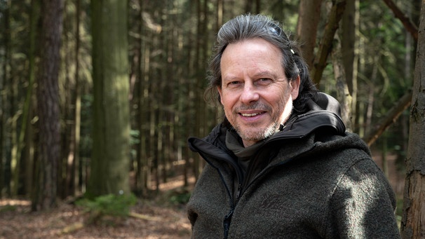 Im Wald von Schloss Jetzendorf betreibt Thomas naturnahe Waldbewirtschaftung und gibt Wildnisseminare in ganz Deutschland | Bild: BR/Tabea Hofmann