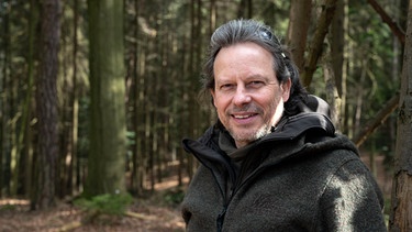 Im Wald von Schloss Jetzendorf betreibt Thomas naturnahe Waldbewirtschaftung und gibt Wildnisseminare in ganz Deutschland | Bild: BR/Tabea Hofmann