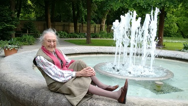 Anna L. mit 107 Jahren ist ein Wunder an Lebendigkeit und hat sich ihre Neugier und Lebensfreude bewahrt – auch in harten Zeiten.  | Bild: Karin Schwarz