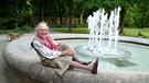 Anna L. mit 107 Jahren ist ein Wunder an Lebendigkeit und hat sich ihre Neugier und Lebensfreude bewahrt – auch in harten Zeiten.  | Bild: Karin Schwarz