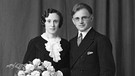Sie heiratete den ihr praktisch fremden Hans L. und der sogar vergaß, Blumen für das Hochzeitsbild mitzubringen. Der Fotograf Behrbohm hatte glücklicherweise welche aus Papier in seinem Studio. | Bild: Foto Studio Behrbohm
