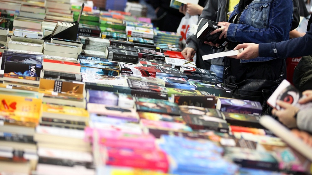 Archiv: Besucher der Leipziger Buchmesse 2012 stöbern an einem Büchertisch | Bild: picture-alliance/dpa
