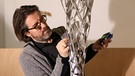 Am Modell für die Lichtskulptur "Wirbelwerk" sucht Olafur Eliasson die Farben der Glasdreiecke aus | Bild: Studio Olafur Eliasson, Berlin