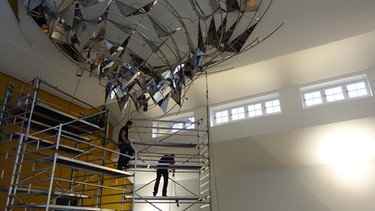 Einbau der Lichtskulptur "Wirbelwerk" in den Neubau des Münchner Lenbachhauses | Bild: BR
