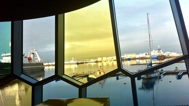 Blick aus dem Kultur- und Kongresszentrum "Harpa" in Reykjavik  | Bild: BR