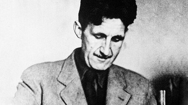 ARCHIV - 07.02.2019, Großbritannien, London: George Orwell, englischer Schriftsteller, hält eine Zigarette (undatierte Aufnahme). Gefälschte Nachrichten, allgegenwärtige Bespitzelung der Bevölkerung, enormer Anpassungsdruck und kulturelle Verarmung. Was heute in manchen Staaten Realität ist, hat George Orwell vorausgesagt. Sein Klassiker «1984» ist auch heute topaktuell und gerade neu übersetzt. (zu dpa "Aktuell wie selten zuvor: George Orwells Klassiker «1984») Foto: PA Wire/dpa +++ dpa-Bildfunk +++ | Bild: dpa-Bildfunk