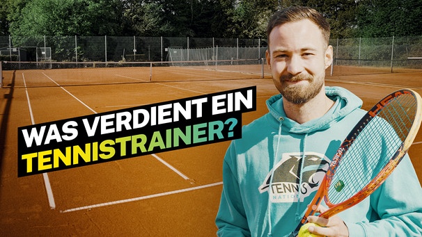 Mann mit Tennisschläger auf Tennisplatz, darauf steht: Was verdient ein Tennistrainer  | Bild: BR 
