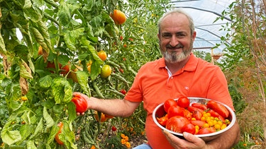 Rund um das Anwesen von Helmut Schmid gibt es genügend Platz für sein Hobby, dem Gärtnern in großem Stil. Auf seine über hundert Tomatensorten ist er besonders stolz. | Bild: BR/megaherz gmbh