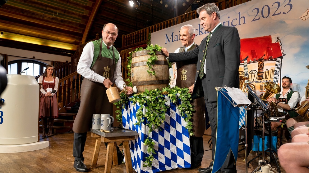 (von links) Finanzminister Albert Füracker, Hofbräu-Chef Michael Möller und Ministerpräsident Markus Söder beim Maibockanstich 2023 | Bild: Bayerischer Rundfunk 2023