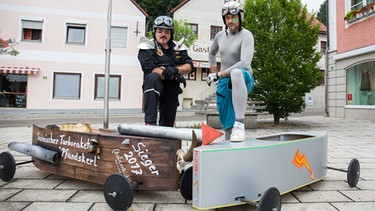 Daniel Neuner und Florian Wagner mit ihren selbstgebauten Seifenkisten | Bild: Daniel van Moll