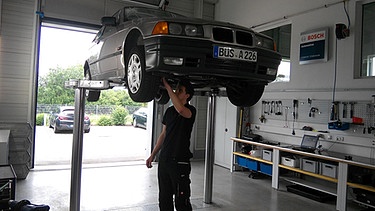 22.0000 Kilometer, Baujahr 1995 – kein Schönheitspreis mehr, aber Motor, Bremsen und tragende Teile ok. Wer hilft, den alten BMW zeitwertgerecht zu reparieren? | Bild: BR