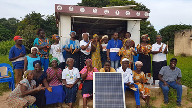 Vor einer Solarboutique von Bonenergie im Senegal.  | Bild: Bonenergie