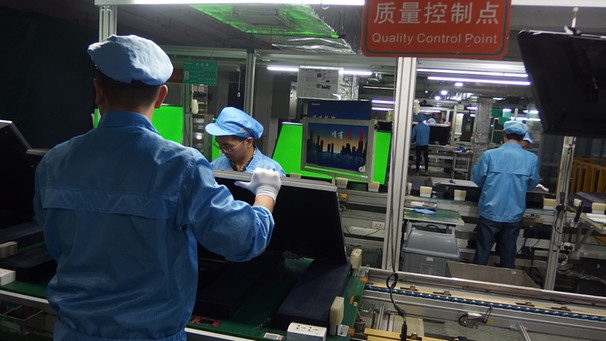 Arbeiter in der Hisense-Fernseherfabrik in Qingdao | Bild: BR/Freyeisen