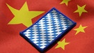 Bayernfahne auf China-Fahne, Wirtschaftsbeziehungen zwischen Bayern und China | Bild: picture-alliance/dpa / Montage BR