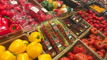 Obst und Gemüse in Deutschland kommen regelmäßig von Feldarbeitern spanischer Slums | Bild: BR