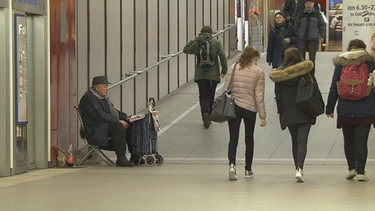 Jeden Tag verkauft Igor Vlad die BISS-Zeitung im Untergeschoss am Ostbahnhof.  | Bild: BR