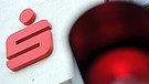 Symbolbild: Sparkasse und rote Ampel | Bild: picture-alliance/dpa