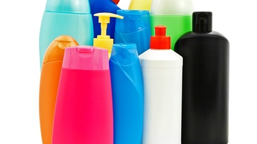 Waschmittel -Flaschen vor dem weißen Hintergrund, | Bild: colourbox.com