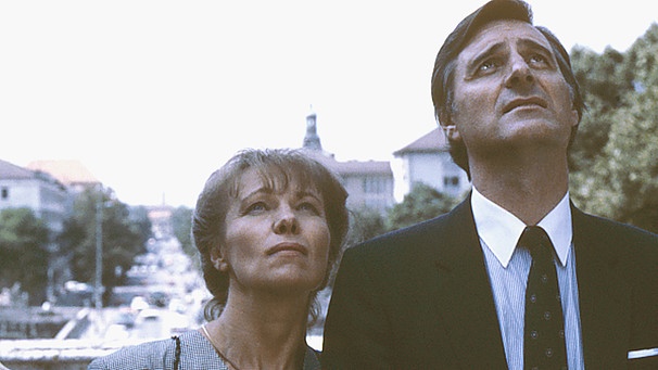 Monaco Franze - Der Friedensengel (Folge 4): Franz Münchinger (Helmut Fischer, rechts) mit Carola (Hilde Ziegler) | Bild: BR