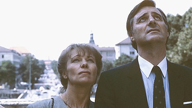 Monaco Franze - Der Friedensengel (Folge 4): Franz Münchinger (Helmut Fischer, rechts) mit Carola (Hilde Ziegler) | Bild: BR