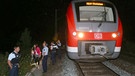 Zug vom Attentat in Würzburg mit Polizisten | Bild: dpa-Bildfunk