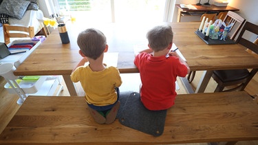 Kinder lösen zu Hause Arbeitsblätter. | Bild: dpa-Bildfunk/Karl-Josef Hildenbrand