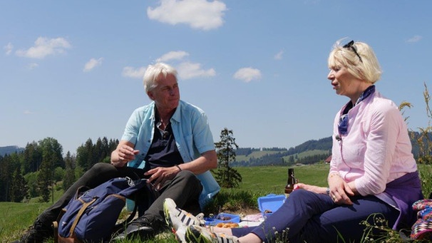 Von links: Werner Schmidbauer und Rita Falk bei der Brotzeit auf dem Juget Köpfle (1026 m) bei Immenstadt im Allgäu. | Bild: BR/Werner Schmidbauer