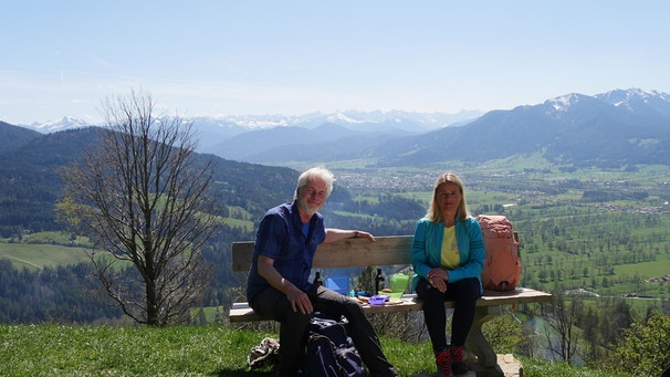 Werner Schmidbauer und Verena Bentele steigen auf die Sonntraten bei Bad Tölz. | Bild: BR/Werner Schmidbauer