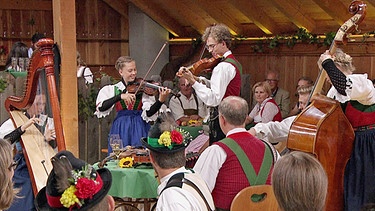 Familienmusik Huber mit "Bei mir dahoam Marsch" beim Musikantentreffen am Ritten in Südtirol. | Bild: BR