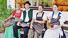 Das Bergwirtshaus auf der Oberen Firstalm ist eines der beliebtesten Wanderziele in den bayrischen Bergen. Hoch über dem Spitzingsee kommen junge Sänger und Musikanten zusammen. Die Eckbank Zithermusi ist in der heutigen Sendung zu Gast. | Bild: BR/Eckbank Zithermusi