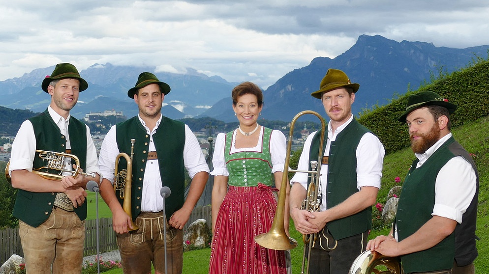 Elisabeth Rehm mit Bläser der Mooswiesner Tanzlmusi / Biergarten Maria Plain über Salzburg. | Bild: BR