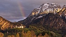 Das Schloss Neuschwanstein mit Regenbogen. | Bild: BR