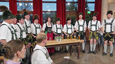Die Jodlergruppe Nesselwang beim Musikantentreffen in Schwangau. Elisabeth Rehm begrüßt Musikanten aus dem Allgäu im Schlossbrauhaus Schwangau. | Bild: BR