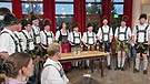 Die Jodlergruppe Nesselwang beim Musikantentreffen in Schwangau. Elisabeth Rehm begrüßt Musikanten aus dem Allgäu im Schlossbrauhaus Schwangau. | Bild: BR