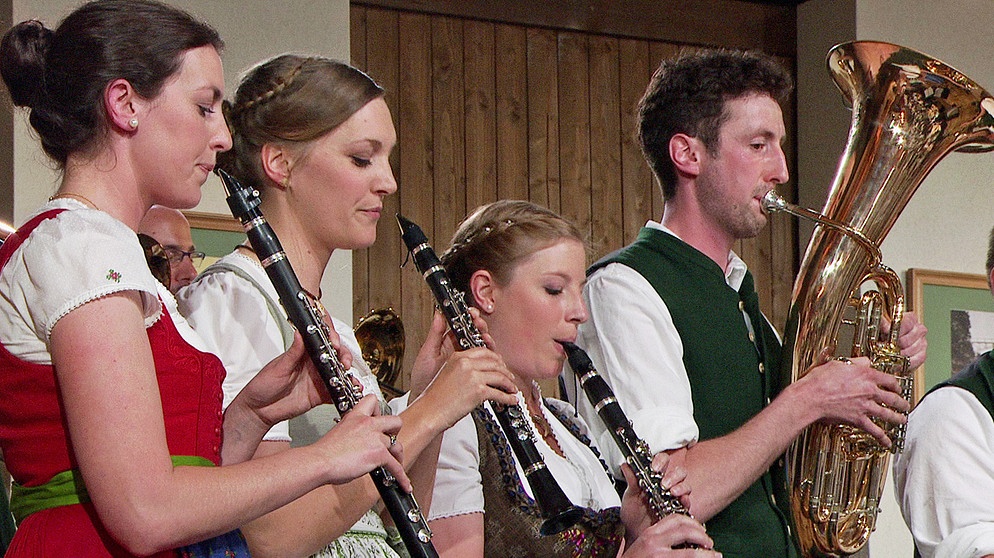 Blech und Schwefel beim Musikantentreffen in Schwangau. Elisabeth Rehm begrüßt Musikanten aus dem Allgäu im Schlossbrauhaus Schwangau. | Bild: BR