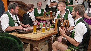 Die Brennarmuseg beim Musikantentreffen in Schwangau. Elisabeth Rehm begrüßt Musikanten aus dem Allgäu im Schlossbrauhaus Schwangau. | Bild: BR