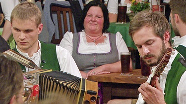 Die Brennarmuseg beim Musikantentreffen in Schwangau. Elisabeth Rehm begrüßt Musikanten aus dem Allgäu im Schlossbrauhaus Schwangau. | Bild: BR