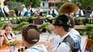 Auch die jüngsten Trachtler und Zuschauer sind dabei in Weißbach.  | Bild: BR/Felix Kempter