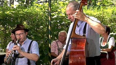 Die Hoabergmusi beim Trachtler- und Musikantentreffen in Passau | Bild: BR