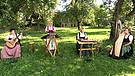 Die Dorfbacherl Soatnmusi beim Trachtler- und Musikantentreffen in Passau | Bild: BR