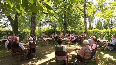 Gemütlicher Hoagascht im Biergarten des Gasthofs Vogl auf der Ries beim Trachtler- und Musikantentreffen in Passau. | Bild: BR