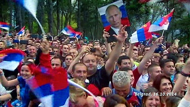 Putinanhänger zeigen den serbischen Gruß | Bild: BR