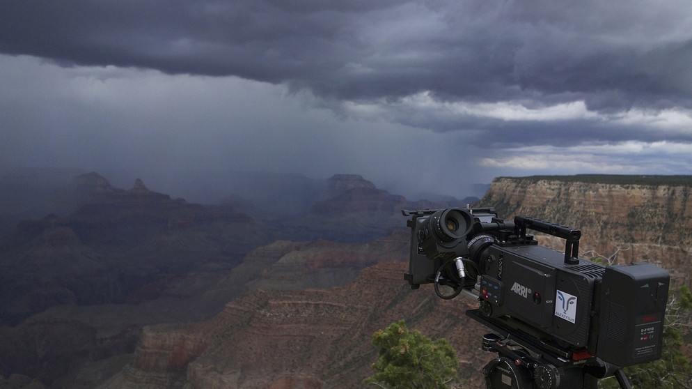 
Dramatische Wetterlage wie dieser aufkommende Sturm sind ein wesentlicher Bestandteil der Grand Canyon Episode. | Bild: BR/doclights/NDR/NDR Naturfilm/Yann Sochaczewski