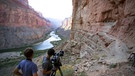 Yann Sochaczewski und Pim Niesten drehen entlang des Colorado Rivers. Sie erreichten dabei Gebiete, die die Mehrheit der Besucher des Grand Canyon Nationalparks nicht zu Gesicht bekommen. | Bild: BR/doclights/NDR/NDR Naturfilm/Matthew Kline
