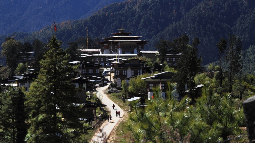 Bhutan: Das Kloster Gangtey liegt im Mittelpunkt des Phobjikha-Tals | Bild: BR/Udo A. Zimmermann
