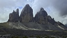 Diese drei markanten Felstürme gehören zu den bekanntesten Gesteinsformationen der Dolomiten. Die Große Zinne (Mitte) überragt mit 2.999 m die beiden anderen Zinnen. | Bild: NDR/NDR/NDR Naturfilm/doclights/Kurt Mayer Film