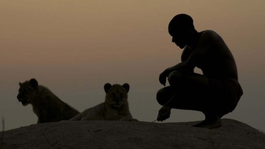 Namibia: San mit Löwenjungen | Bild: BR
