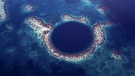 Das Barriereriff mit Blue Hole in Belize | Bild: WDR/WDR/Discovery Channel