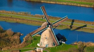 15 Kilometer südöstlich von Rotterdam stehen Windmühlen aus dem 18. Jahrhundert: Sie mahlen kein Getreide, sondern schöpfen Rheinwasser. | Bild: WDR/WDR/nautilusfilm 
