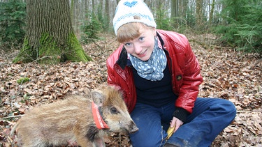 Ein Wildschwein zum Knuddeln | Paula und das Wildschweinferkel Chantalle | Bild: BR | Text und Bild Medienproduktion GmbH & Co. KG